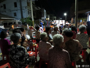 將軍社區暑假大學生駐村團隊舉辦「老厝音樂會」，社區老大人踴躍參與。（記者邱仁武／攝）

