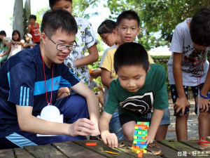 長庚大學羅卡達山地醫療服務隊學生暑期共189人次參與，同學們與原鄉小朋友親切的互動