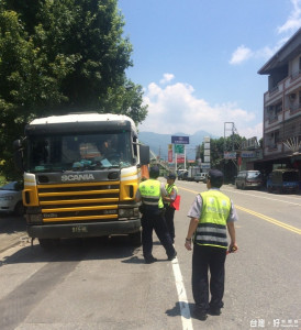 集集分局在水里市區攔查往外載運砂石車輛，加強取締砂石車超速、超載等違規。

