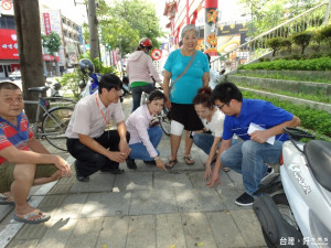 王姓婦人日前騎機車行經健康路水都游泳池旁人行道，因人行道磚下陷，機車被絆倒而摔傷。市議員林美燕（中）邀市府相關單位勘查，要求儘速改善。