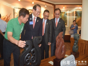 「扶輪心、鄉土情」大甲藝術家聯展，十八位大甲造詣極高各類藝

術作品七十二件展出，即時造成轟動，吸引民眾踴躍前往觀賞。（記
者陳榮昌攝）