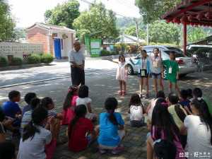 參加客家導覽小尖兵夏令營的學童，在石岡土牛客家文化館前表演山歌，展現學習成果。（記者黃玉鼎攝）