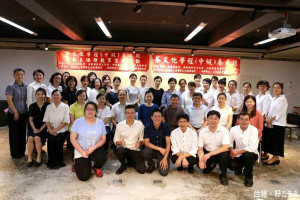 社團法人台灣茶文化推廣協會舉辦「茶文化學程中級養成班」術科檢定後，4位評審老師與全體學員大合照。