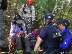 搜救人員在舊松茂部落遺址上方，尋獲吳女（左一）並安全護送下山。（圖／保七總隊第五大隊提供）