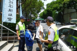 鄭姓民眾事後由衷感謝警方即時到場援助與熱心規勸，才能阻止遭詐騙。