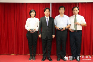 市府工程施工查核小組辦理「105年度台南市各區公所工程品質督導小組績效考核」成績出爐，在區長會議接受市長賴清德頒獎表揚。