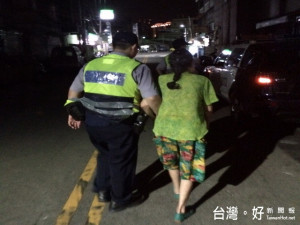 迷路老婦人，太平警方伸援手。林重鎣攝