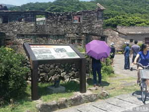 卯澳漁村內的石頭厝具百年歷史，是當地獨特的文化資產之一。（圖／記者黃村杉攝）