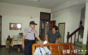 龍潭派出所巡佐彭元華及警員黃文興成功的阻止了老翁遭詐騙。