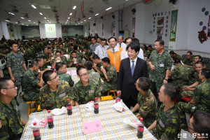 市長賴清德（中）到陸軍步兵203旅大內營區探視台南市役男，並給予加油鼓勵。