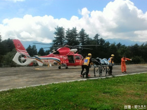 梨山地區少女車禍傷勢嚴重、情況緊急，由消防局申請空勤總隊直昇機載運下山送醫急救。(圖／台中市政府消防局提供)