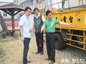 市議員吳敏濟爭取外埔設立iBIKE自行車站，一日會同官員勘查設站

場地，屆後將可方便學生與民眾使用。（記者陳榮昌攝）
