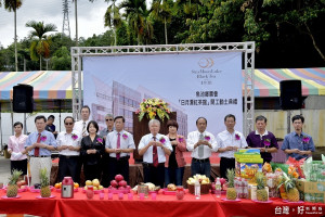 日月潭紅茶館開工動土儀式，南投縣長林明溱〈前排左4〉等貴賓持香祝禱工程順利。