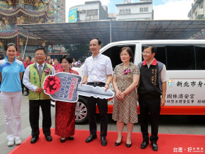 樹林濟安宮捐贈新北市府復康巴士，朱立倫市長代表受贈，且回贈感謝獎牌。（圖／記者黃村杉攝）