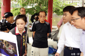 針對市府將於體育公園內毗鄰大林國宅處興建水質淨化場，附近居民深恐日後噪音嘈雜、惡臭飄散，市議員林美燕（右）邀水利局長彭紹博（左）聯合會勘。