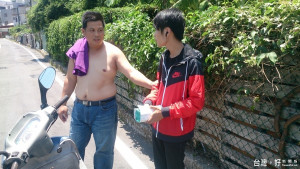 楊梅分局偵查佐陳宗瀚「打赤膊」佯裝運動男子，在約定交付款項地點，將陳嫌詐騙車手逮捕。