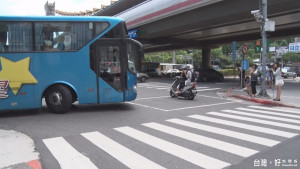 單行道畫「逆向待轉格」　機車族險象環生