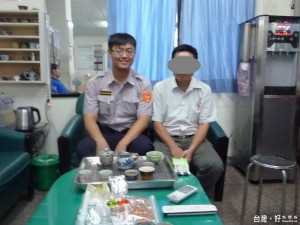 石岡區林姓男子差點遭詐騙集團假冒檢警名義詐騙，感謝員警及時阻止交款，保住了他的老本。（記者黃玉鼎攝）