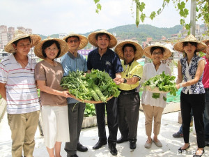 環保局與環保署於鶯歌區東鶯里活動中心共同舉辦屋頂農場成果發表記者會。（圖／記者黃村杉攝）