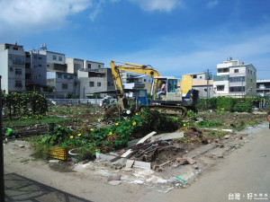 為配合登革熱防疫，南區區公所動用二部怪手將南區郡南菜園移除。