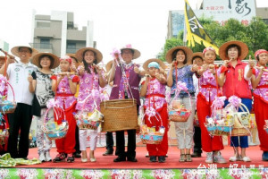 桃園客家義民嘉年華，鄭市長：「挑擔踩街、文創音樂會及客家大戲」三大活動，讓市民親近義民文化。 