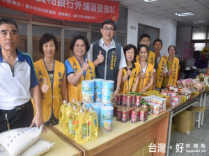 外埔區長卓義騰與長青志工在文康中心，分發低收申領食品，場上感謝聲

不斷，溫馨洋溢。（記者陳榮昌攝）