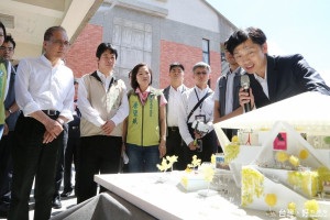 文化局葉局長向林院長及市長介紹南美館的建築設計