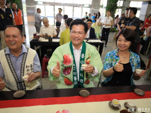 林佳龍市長品茗梨山茶