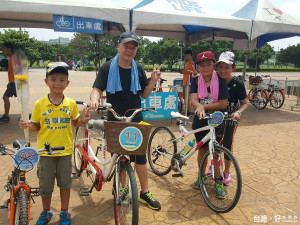 高管處於河濱自行車租借站舉辦「爸爸河濱騎車趣」慶祝活動。（圖／高管處提供）