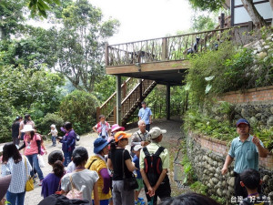 石岡區羅望子生態農場園主羅能業（右一），為親子行寮客庄活動的親子做生態導覽。（記者黃玉鼎攝）