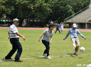 開球儀式由（左至右）前內政部長余政憲、高雄市體育會足球委員會新任主委劉世芳及金屬工業發展中心新任董事長林仁益一同參與。（圖／記者郭文君攝）