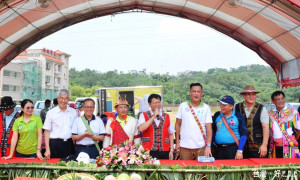 桃園市長鄭文燦出席「105年度桃園市楊梅區原住民族豐年祭ilisin活動」。