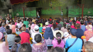 頑皮世界野生動物園以特技表演取代動物表演，吸引許多遊客參觀的盛況。（記者邱仁武／攝）