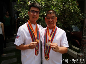 弘光科技大學兼任講師程國恩和父親程永賢參加第12屆馬來西亞檳城

杯國際美食養生大賽，雙雙得獎，成為校園內美談。（記者陳榮昌攝

）