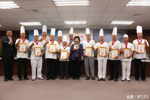 2016第五屆高雄綠豆椪烘焙大賽得獎師傅，齊聚市府與陳菊市長合影並分享獲獎作品。（圖／記者郭文君攝）