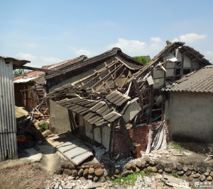 0206地震後房子全損傾斜無法住人，工務局重新會勘，將給予拆除，以策安全。（記者邱仁武／攝）

