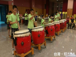 大甲區農會承辦暑期鼓藝運動研習活動，昨日舉行結訓典禮，四十餘
位學員上台表演，鑼鼓聲響有秩，獲得來賓及家長們的肯定。（記者
陳榮昌攝）