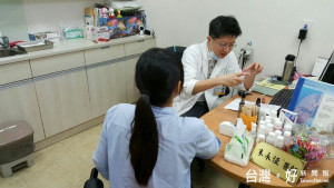 朱永恆醫師跟病人說明醫療小管家服務內容。 
