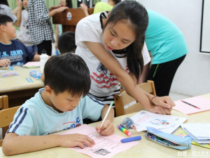 國中生自發組成了「琅琅悅讀服務團隊」，利用暑假到偏鄉圖書館進行服務學習，帶領小朋友進行閱讀活動。（圖／記者黃村杉攝）