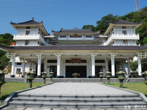 中和白馬寺是為紀念漢傳佛教開端「洛陽白馬寺」，廣場外還特地設置18尊羅漢與2匹白馬供拍照。（圖／記者黃村杉攝）