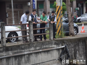 大甲區每逢豪雨積水嚴重，市議員吳敏濟十一日邀請水利局副局馬名

謙等官員會勘，要求早日動工整治，確保甲安埔地區不善積水狀況。

（記者陳榮昌攝）