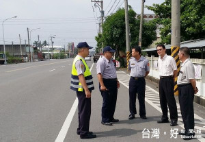 北港草湖里台19線公路發生死亡車禍，分局長鍾承志(右2)立即至現場會勘，啟動交通事故防制策進作為，力求降低車禍發生與死亡率。（記者陳昭宗拍攝）