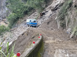 和平區梨山地區林道巷發生邊坡落石崩塌、交通一度中斷，十三日已搶通單線道路。（圖／和平區公所提供）