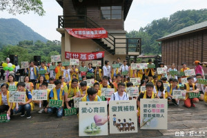 學生們為南投地區的植物人努力募發票，同學們大喊「順手捐發票，救救植物人」。