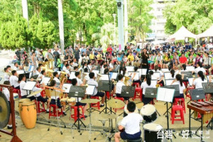 鄭市長表示透過舉行音樂會，讓市民朋友更喜歡音樂、支持音樂，期盼美妙的音樂充滿桃園。