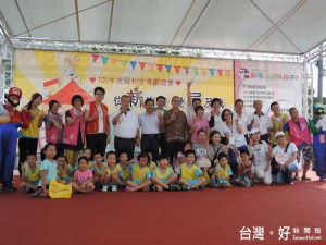 社會局局長古梓龍與參與活動貴賓及夏恩幼兒園小朋友大合照。