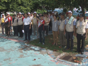 後備軍人挽袖淨灘 港南風景區更潔淨