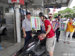 佳里分局深入加油站，加強宣導不要因為「精靈寶可夢」影響交通安全。（記者邱仁武／攝）