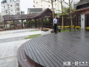 大甲區文昌國小教師宿舍被火警燒成廢墟，經打造成為優靜公園，區

長劉來昨日前往勘查，雖表滿意，但對於部份花木等工程仍需加強。
                                 （記者陳榮昌攝）
