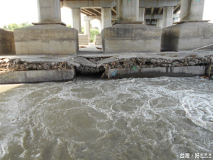 國道一號239公里橫跨雲林虎尾溪橋墩護床工基土塌陷，經檢堪評估後未具急迫性安全危害。（記者簡勇鵬攝）